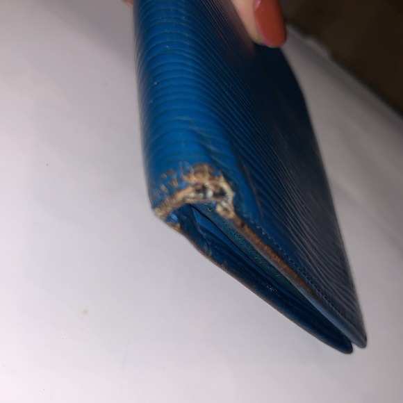 Authentic Louis Vuitton Epi Marco Wallet. Code# MI0992.  Offers are welcome 🌸 - Picture 13 of 15